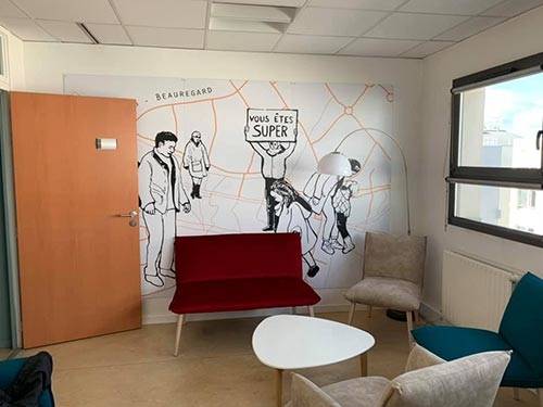 fl-adhesiveur-poseur-cours-arts-mur
